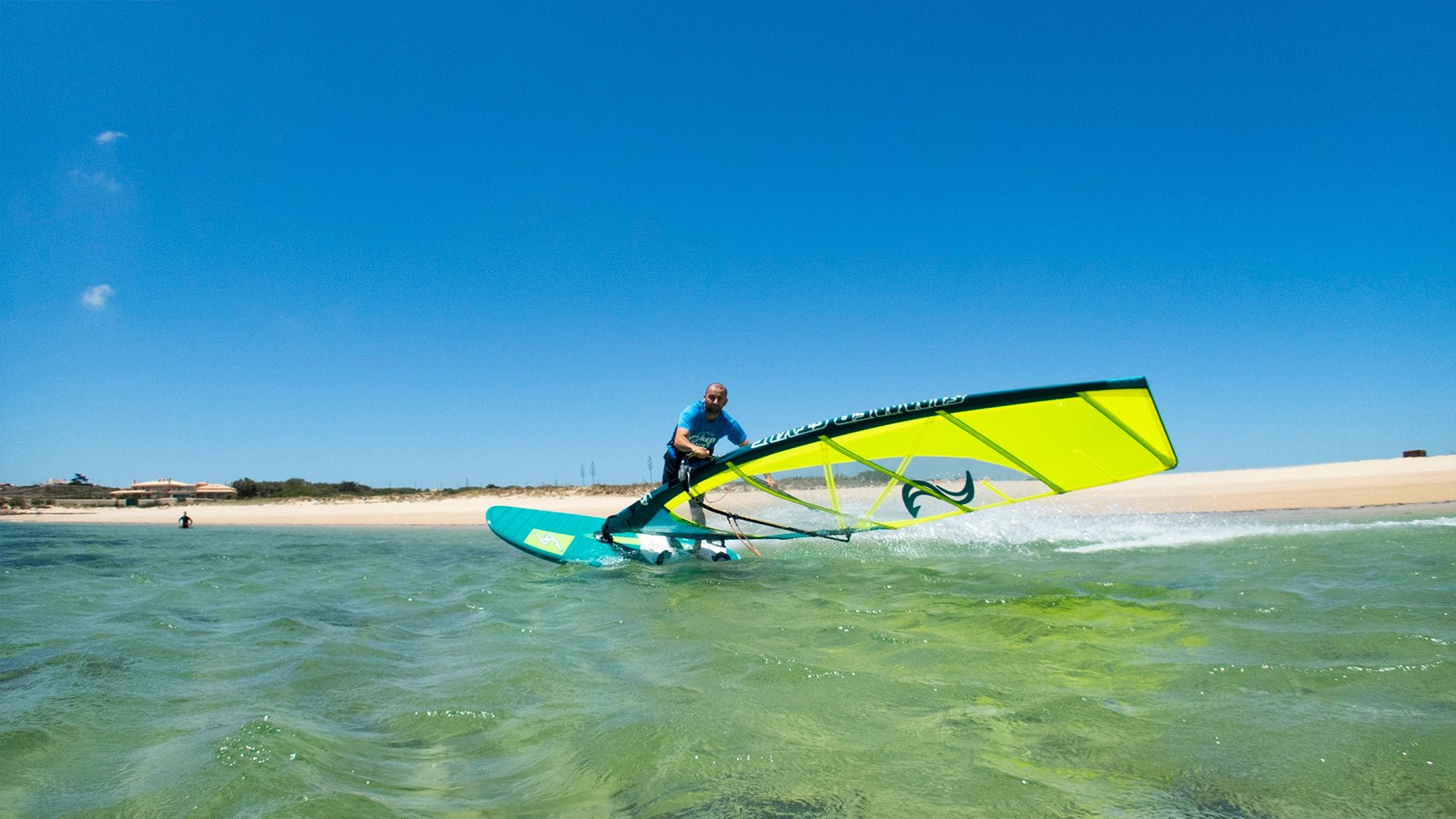Freeride windsurfboard op het water