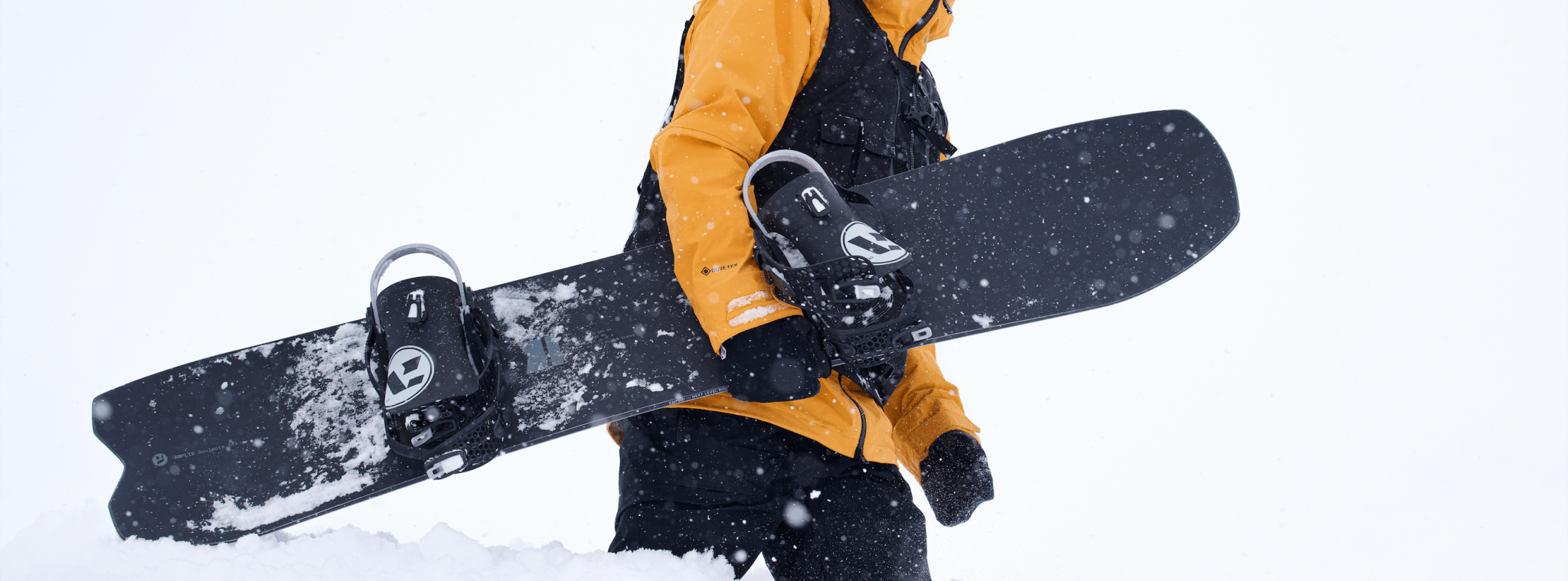 Snowboardbindingen gemonteerd op een snowboard