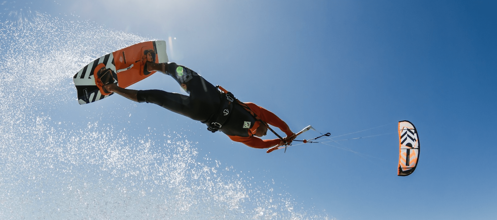 Kitesurfer in de lucht met complete uitrusting