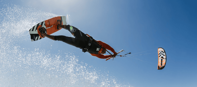 Wat kost kitesurfen? Drie complete sets doorgerekend