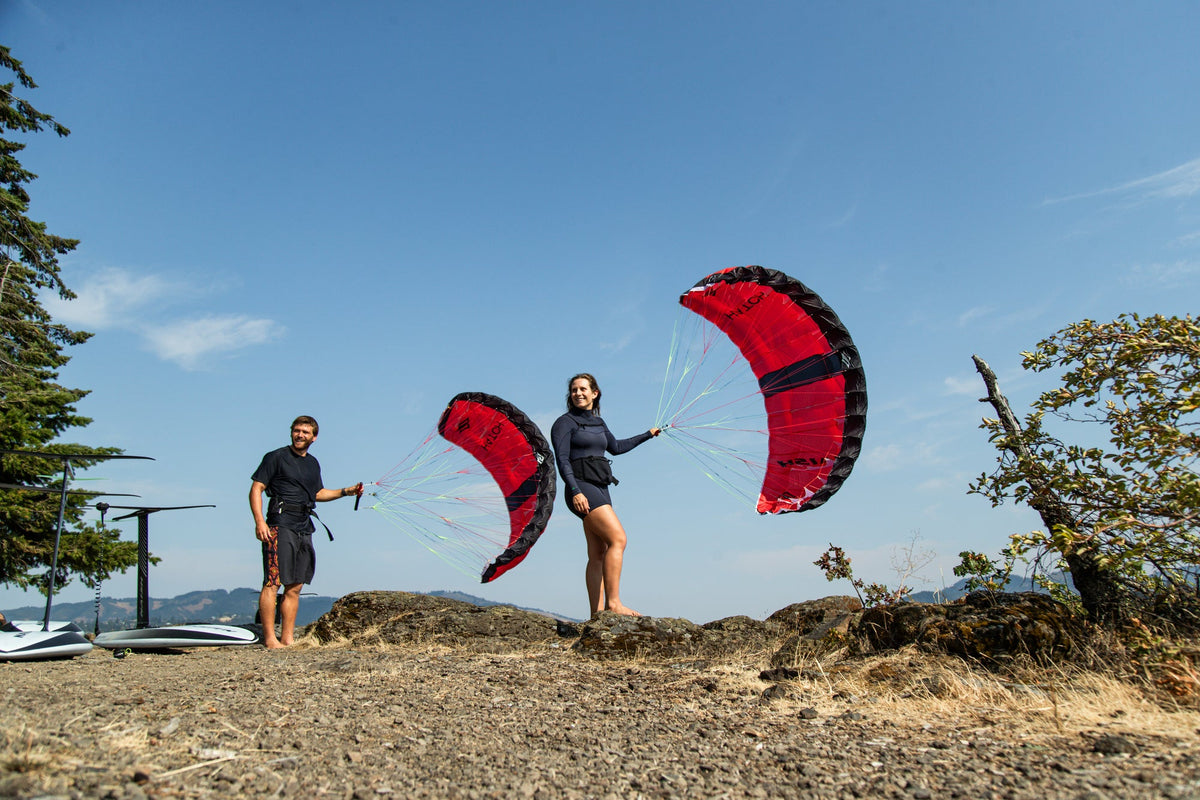 Twee Naish Hatch parawings aan de kant voor de sessie