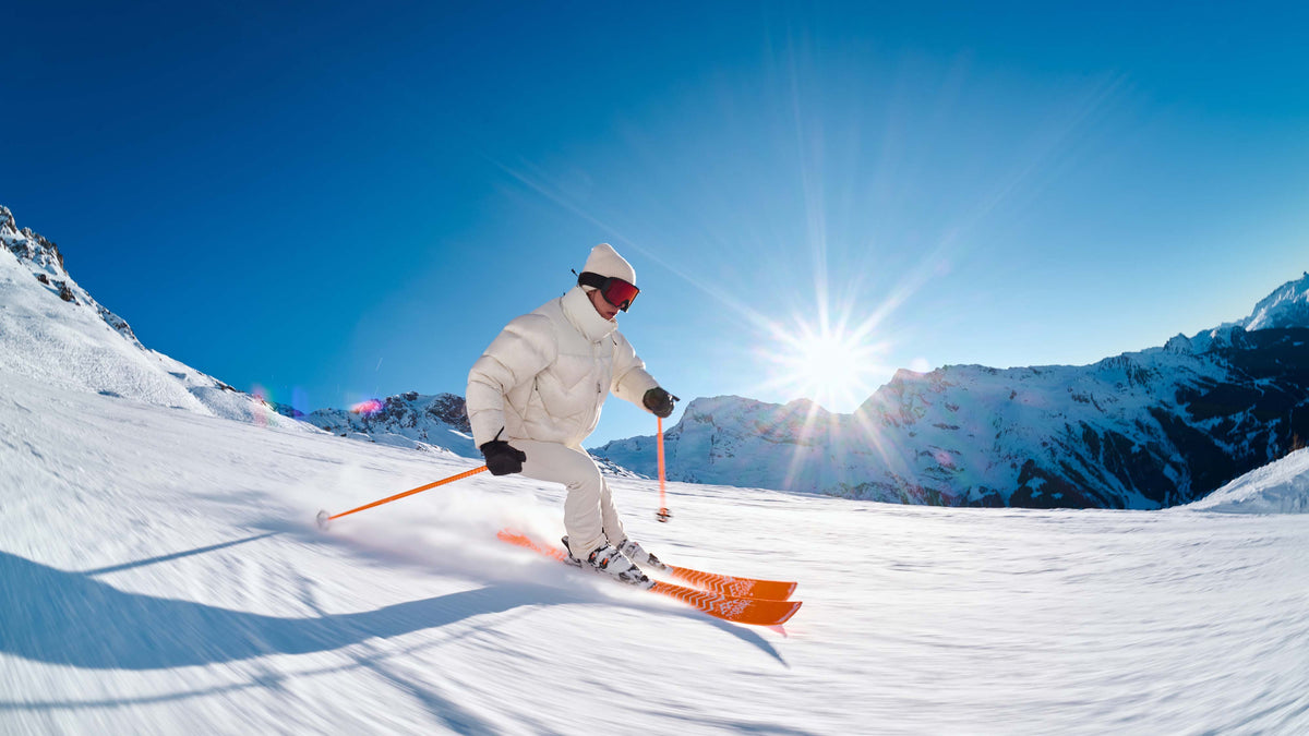 Skiër op de piste met de Black Crows Mirus Cor