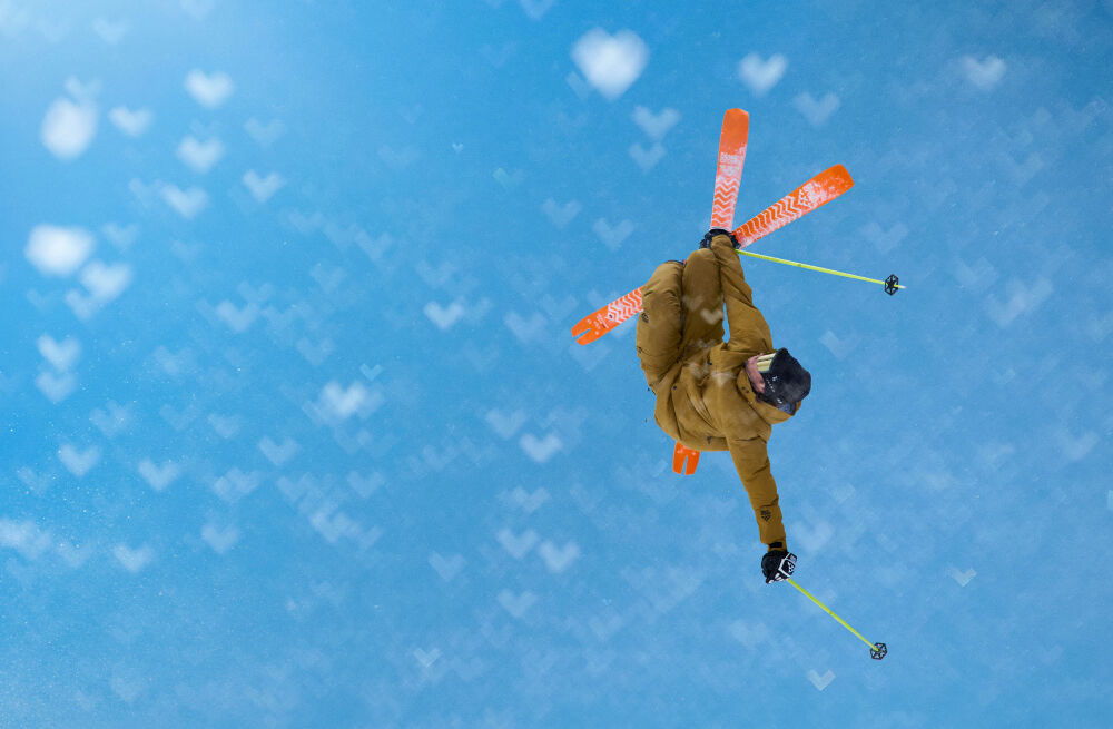 Skiër maakt een sprong met de Black Crows Mirus Cor