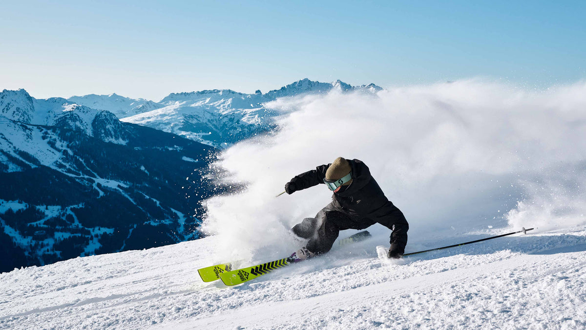 Skiër carvet op de Black Crows Octo
