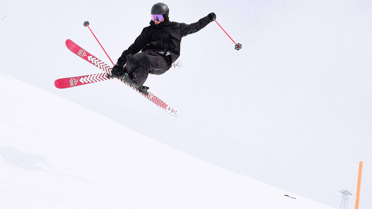 Skiër maakt een sprong op de Black Crows Camox