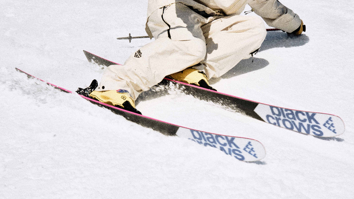 Black Crows Serpo onder een skiër in de sneeuw