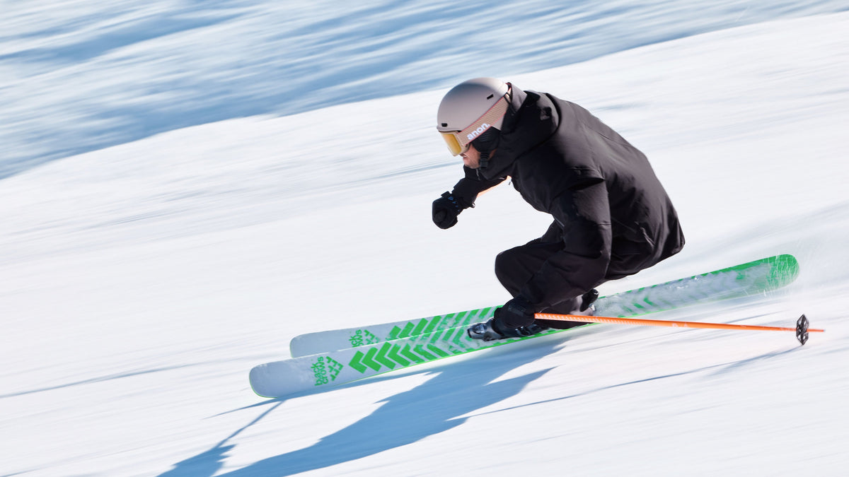Skiër carvet op de piste met de Black Crows Captis