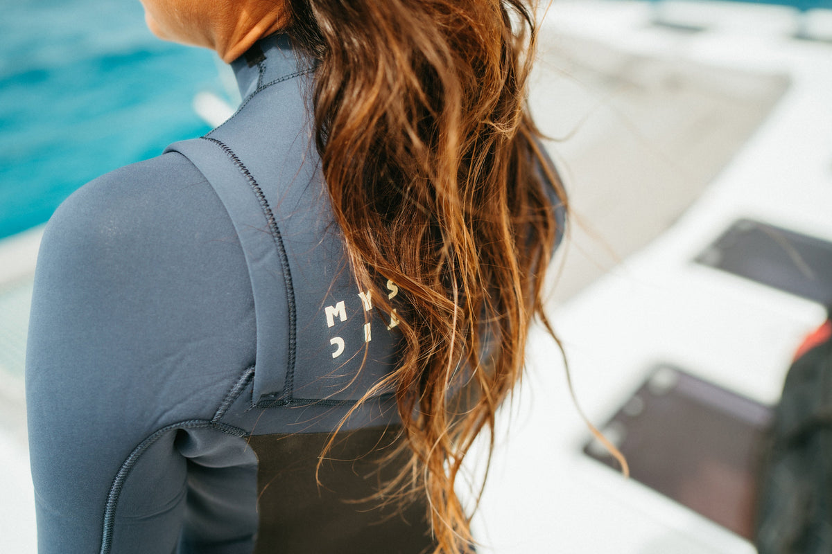 Mystic Dazzled wetsuit met double front-zip, detail van de borstrits