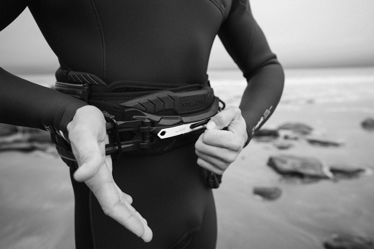 Surfer sluit de Mystic Stealth Bar Gen 3 Windsurf met de Lever Lock