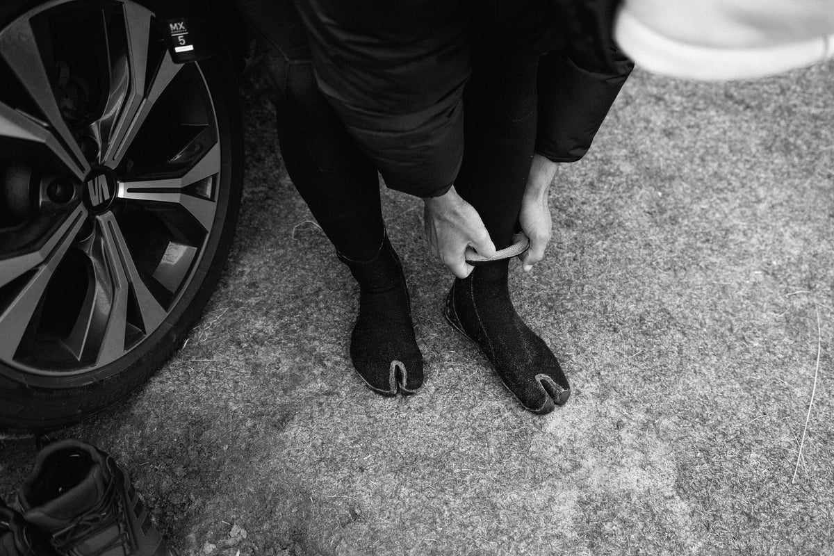 Mystic Roam Socks Split Toe worden aangetrokken