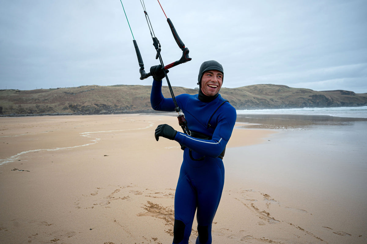 Kitesurfer met Mystic Supreme Hood op het strand