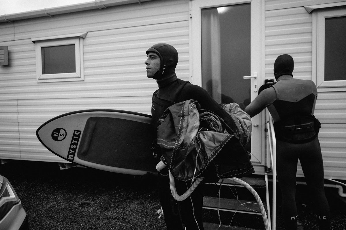 Surfer met Mystic Supreme Hood en board