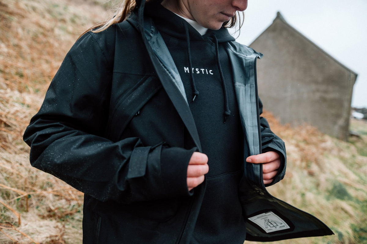 Mystic DTS Rain Jacket gedragen buiten