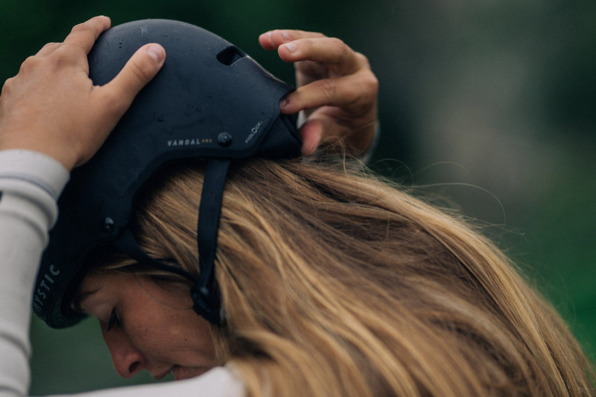 Mystic Vandal Pro Helmet wordt opgezet