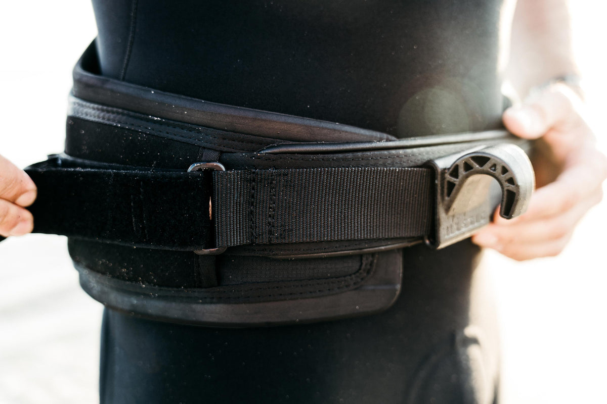 Velcrosluiting en slider hook van de Mystic Majestic Wing Harness