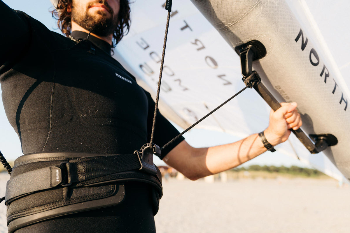 Winger met de Mystic Majestic Wing Harness op het strand