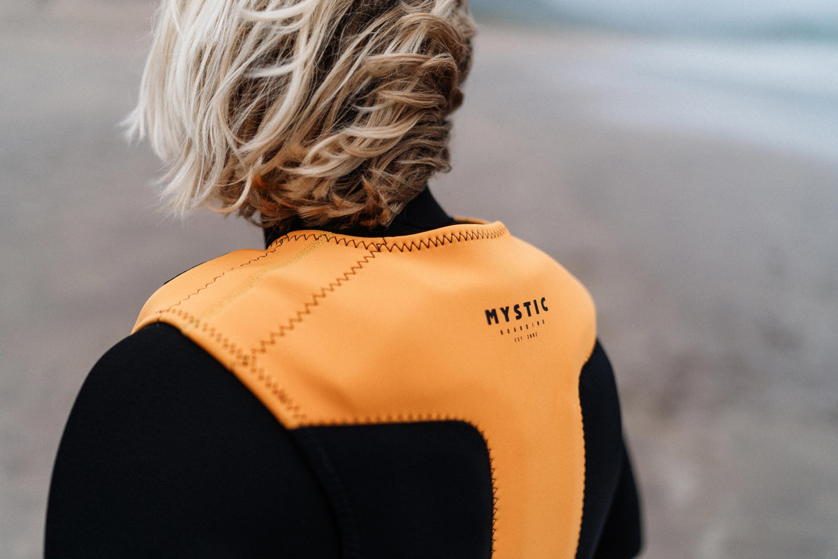 Detail van de schouder van de Mystic Block Impact Vest