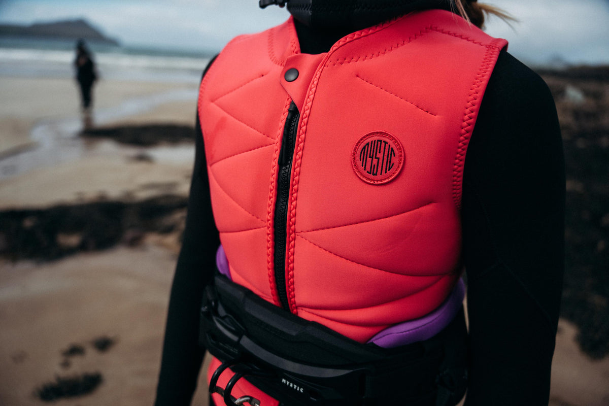 Detail van de Mystic Ruby Impact Vest in rood met trapeze