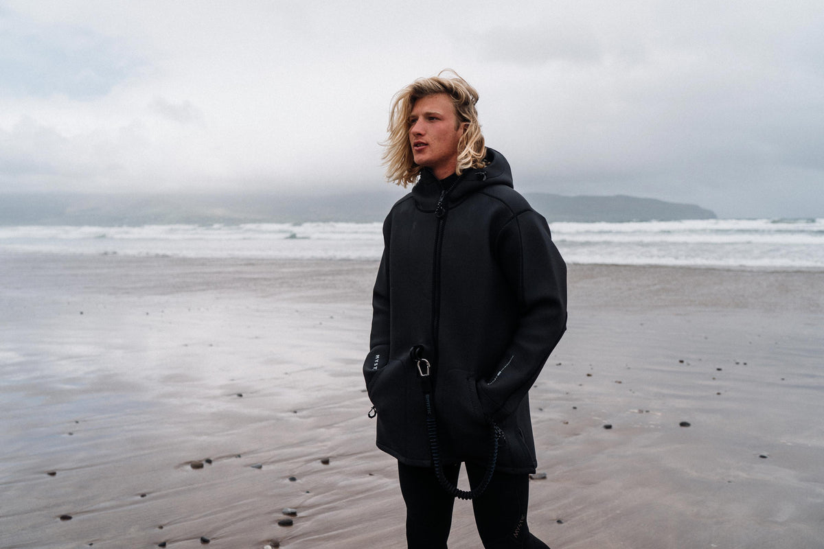 Mystic Battle Neoprene Jacket 3/2mm gedragen op het strand