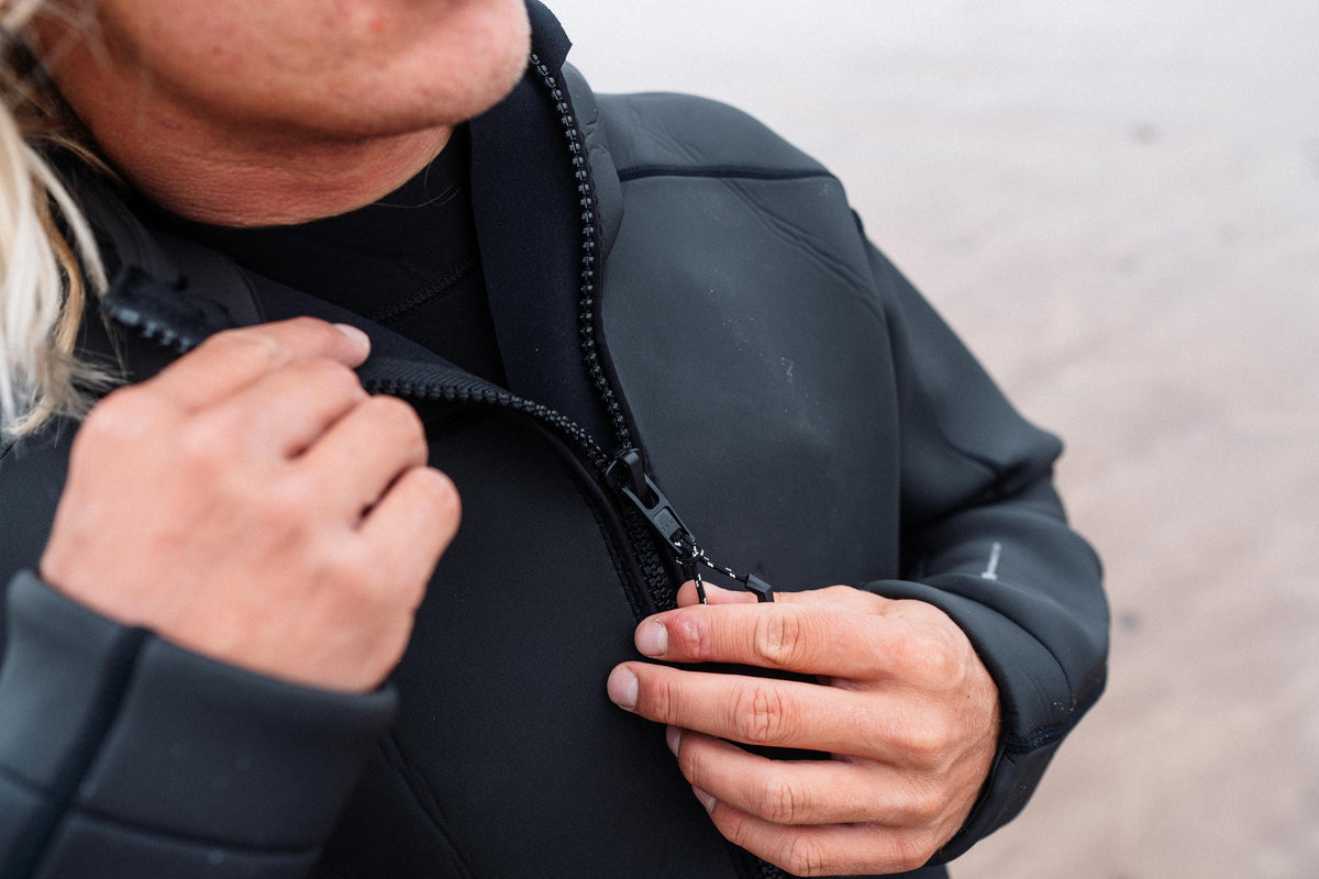 Rits van de Mystic Battle Neoprene Jacket 3/2mm wordt dichtgetrokken
