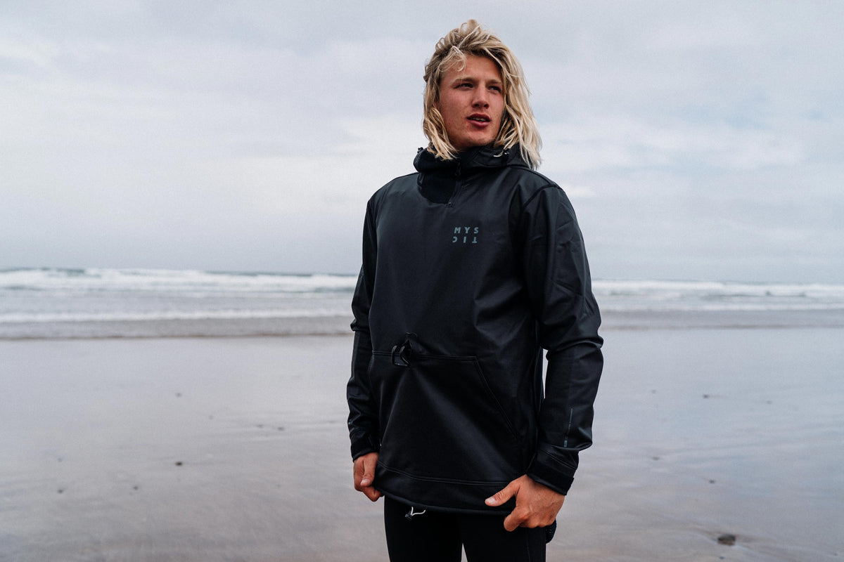 Mystic Storm Hoodie gedragen op het strand