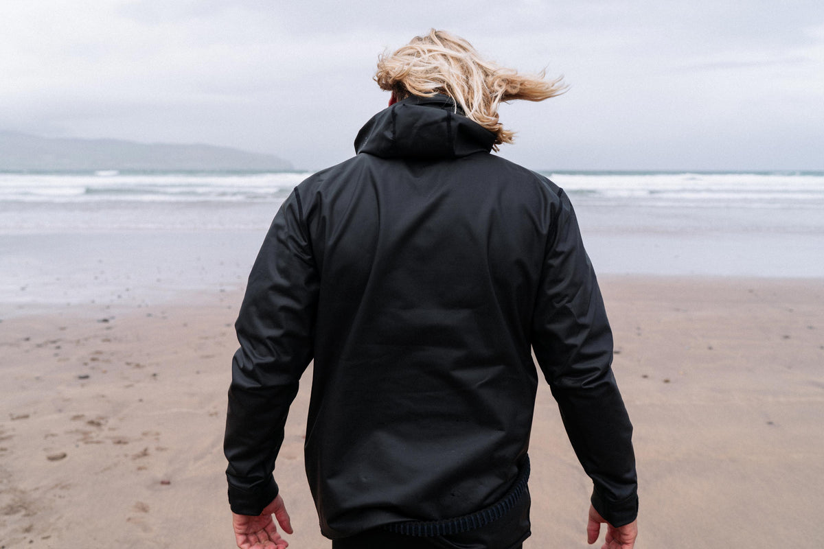 Achterkant van de Mystic Storm Hoodie aan zee