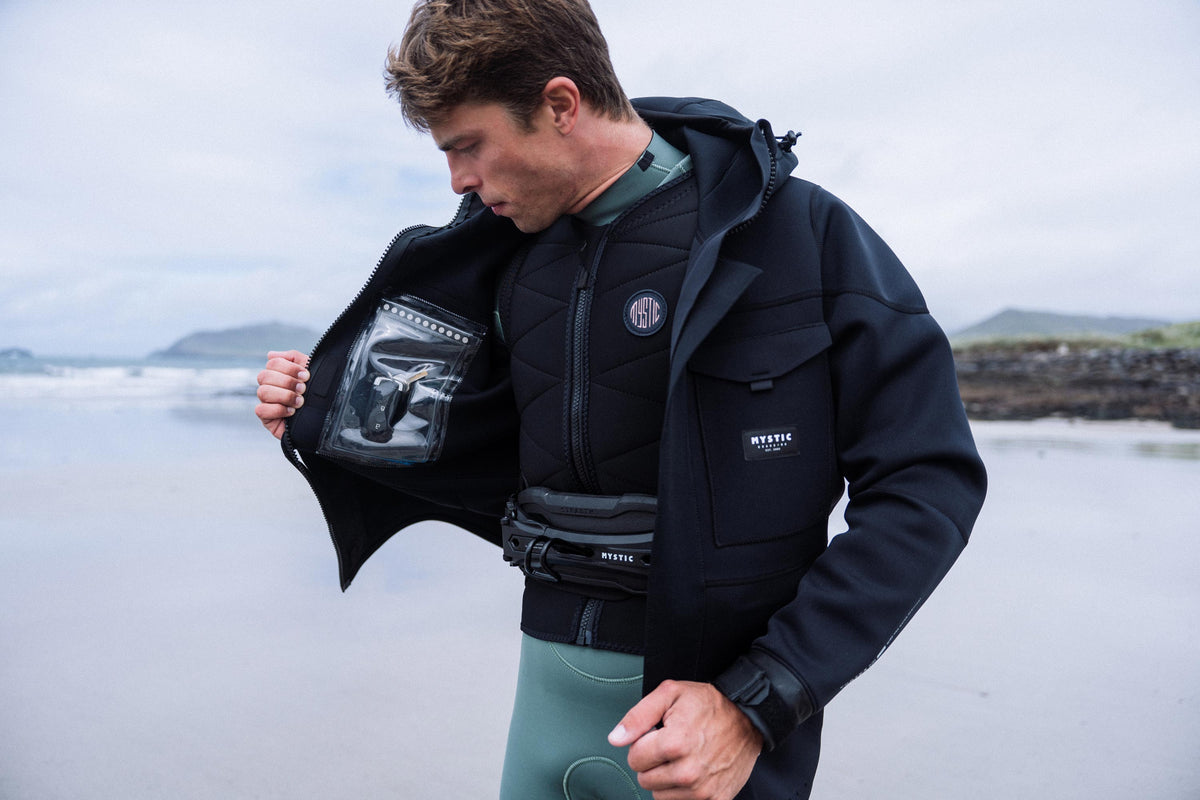 Mystic Vortex Fidlock Neoprene Jacket met de waterdichte Fidlock-borstzak open