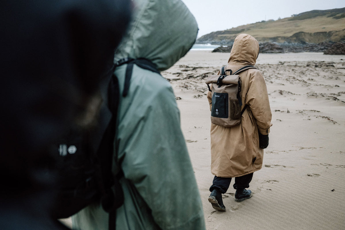 Mystic Poncho Explore in Sand, van achteren op het strand