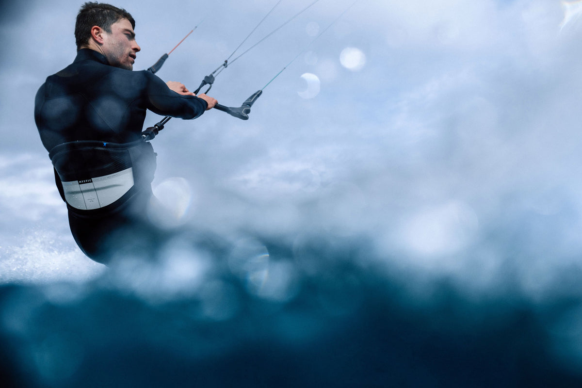 Kitesurfer met de Mystic Majestic X Waist Harness in actie
