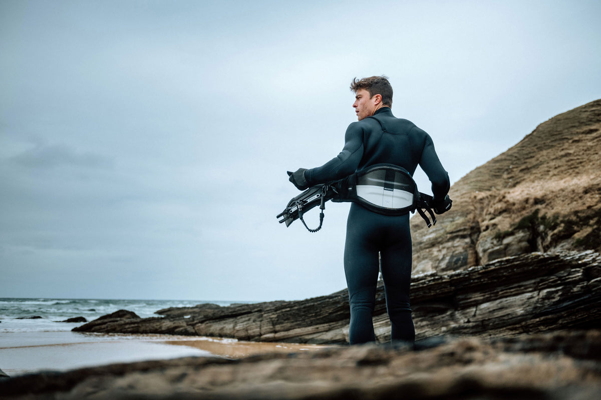Kitesurfer met de Mystic Majestic X Waist Harness aan de kust