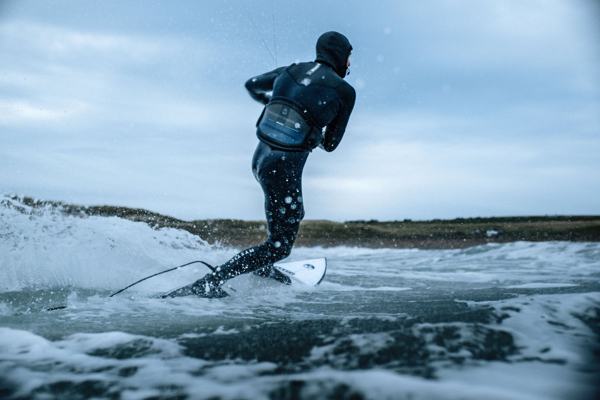 Kitesurfer met de Mystic Majestic X Waist Harness op het water