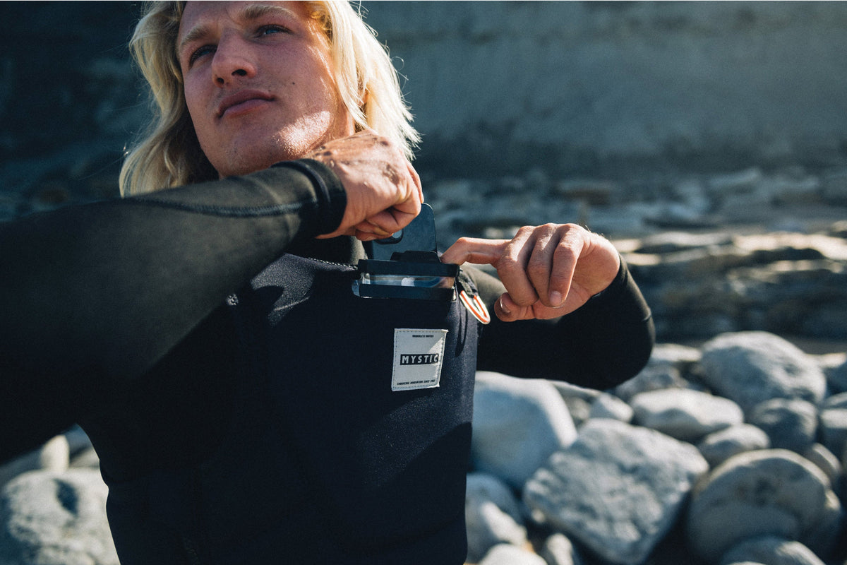 Telefoon in de waterdichte borstzak van de Mystic Solace Impact Vest