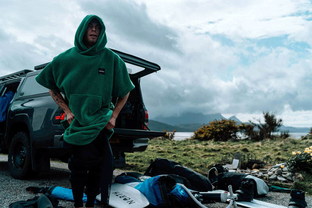 Mystic Poncho Teddy bij de auto na een sessie