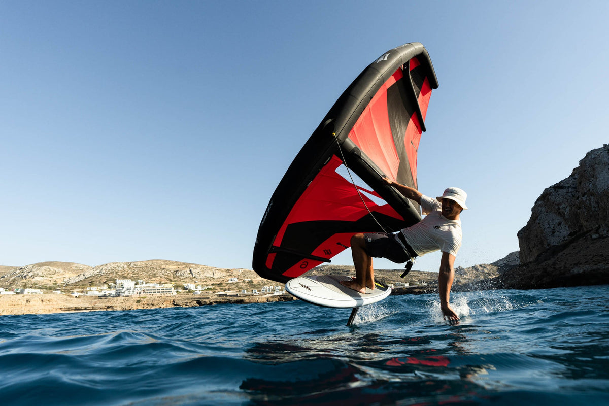 Naish Atom lichtweer wingfoil wing van dichtbij op het water