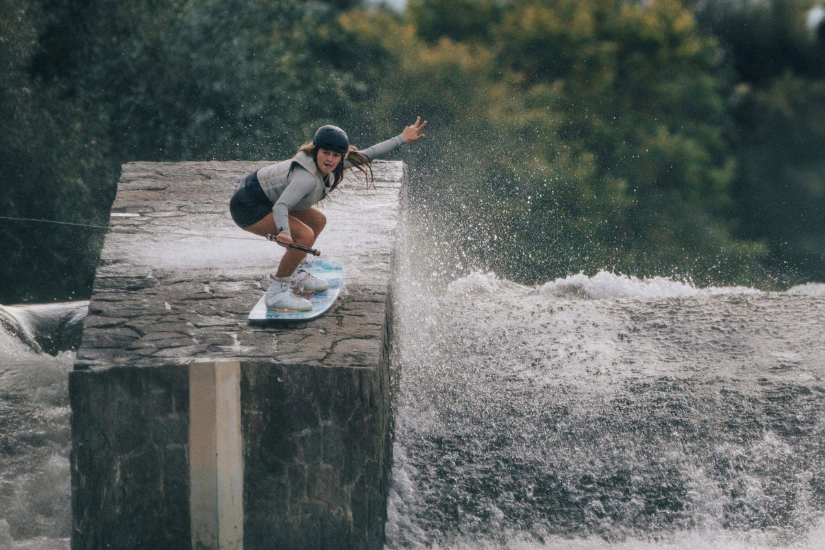 Wakeboardster met de Mystic Juice Impact Vest op een obstakel