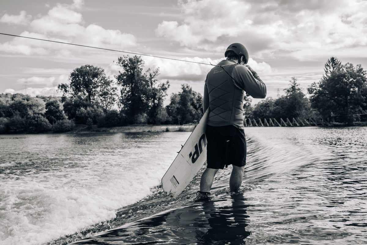 Wakeboarder met de Mystic Outlaw Impact Vest aan de kabel