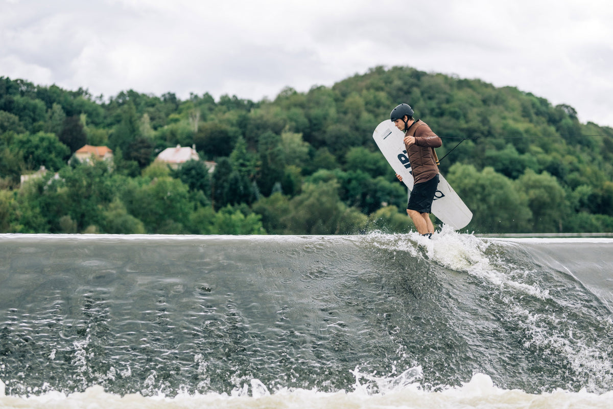 Wakeboarder met de Mystic Outlaw Impact Vest in bruin op het water