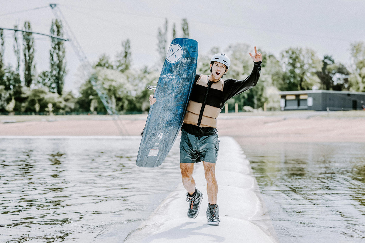 Rider met de Mystic Peacock Impact Vest en een wakeboard