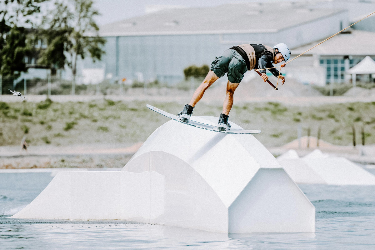 Wakeboarder met de Mystic Peacock Impact Vest in de kabelbaan