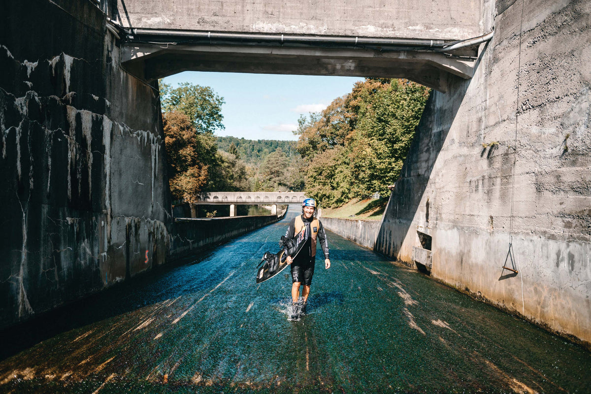 Wakeboarder met de Mystic The Dom Impact Vest in een betonnen kanaal