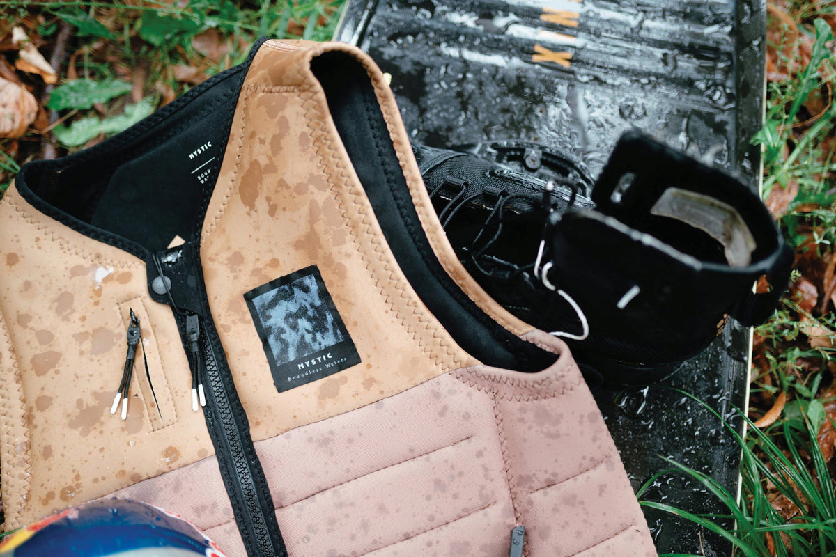 Detail van de Mystic The Dom Impact Vest met geborduurde patch