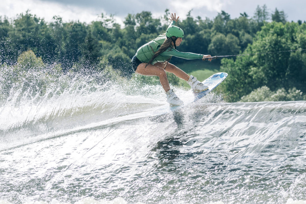 Wakeboardster met de Mystic Star Impact Vest Fzip Wake Women op het water