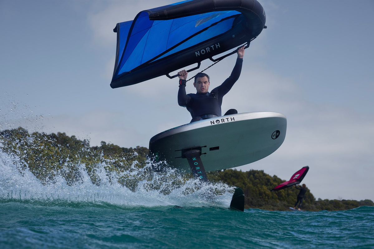 Wingfoiler laag boven het water met de North Sonar MA1200v2 front wing