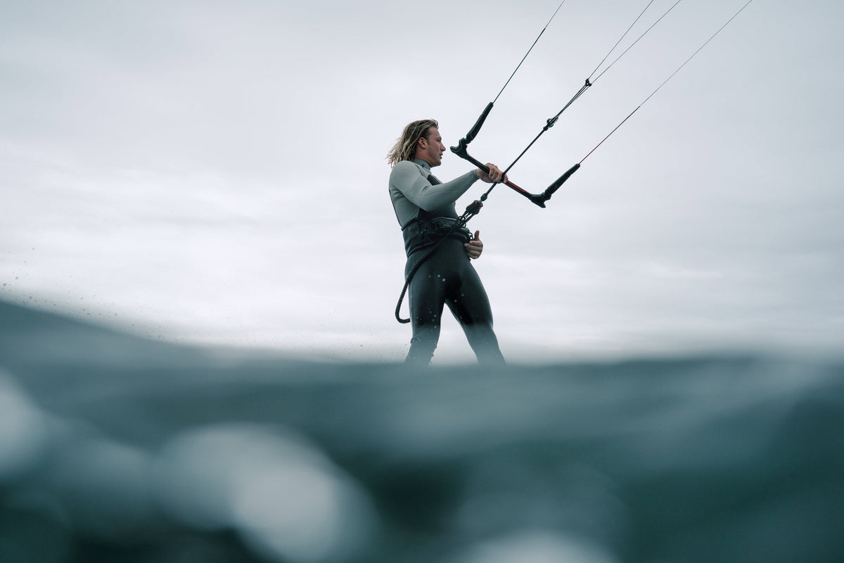 Kitesurfer in een Mystic Motion Fullsuit op het water