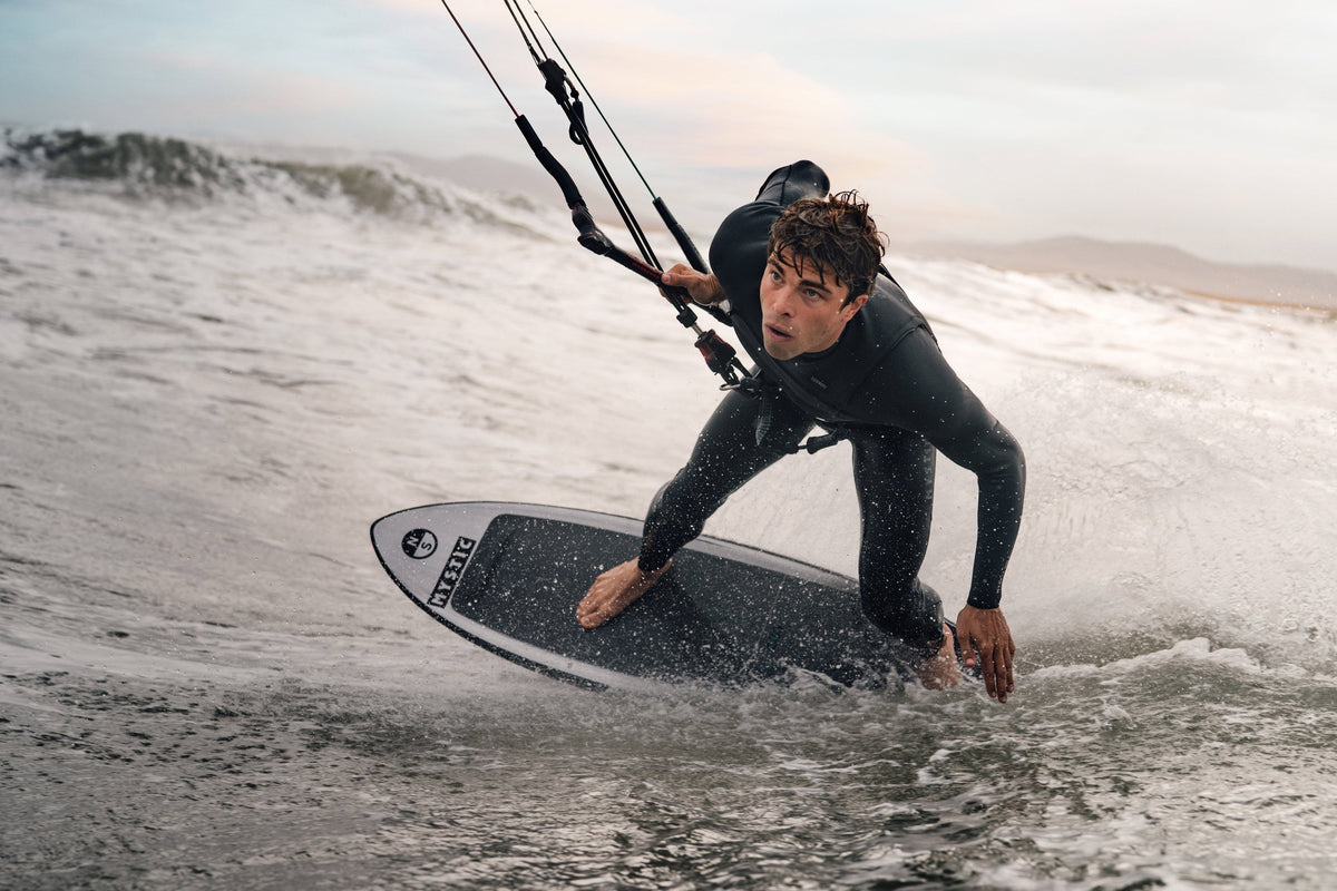 Kitesurfer in een Mystic Motion Fullsuit in de golven