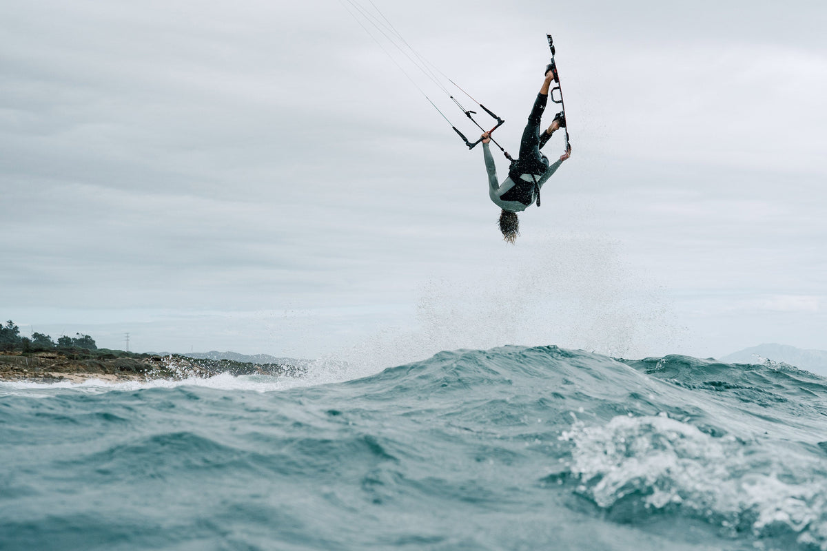 Kitesurfer in een Mystic Motion Fullsuit 3/2mm Fzip tijdens een sprong