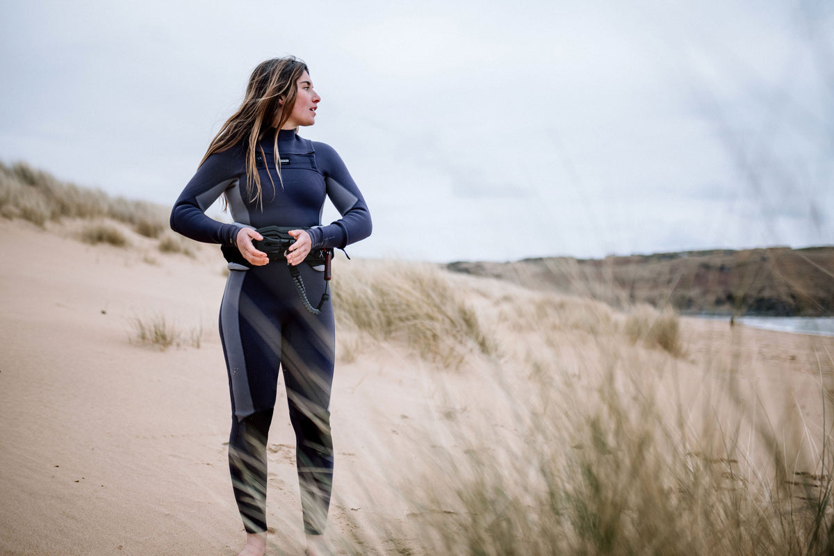 Vrouw in een Mystic Haven Fullsuit in de duinen