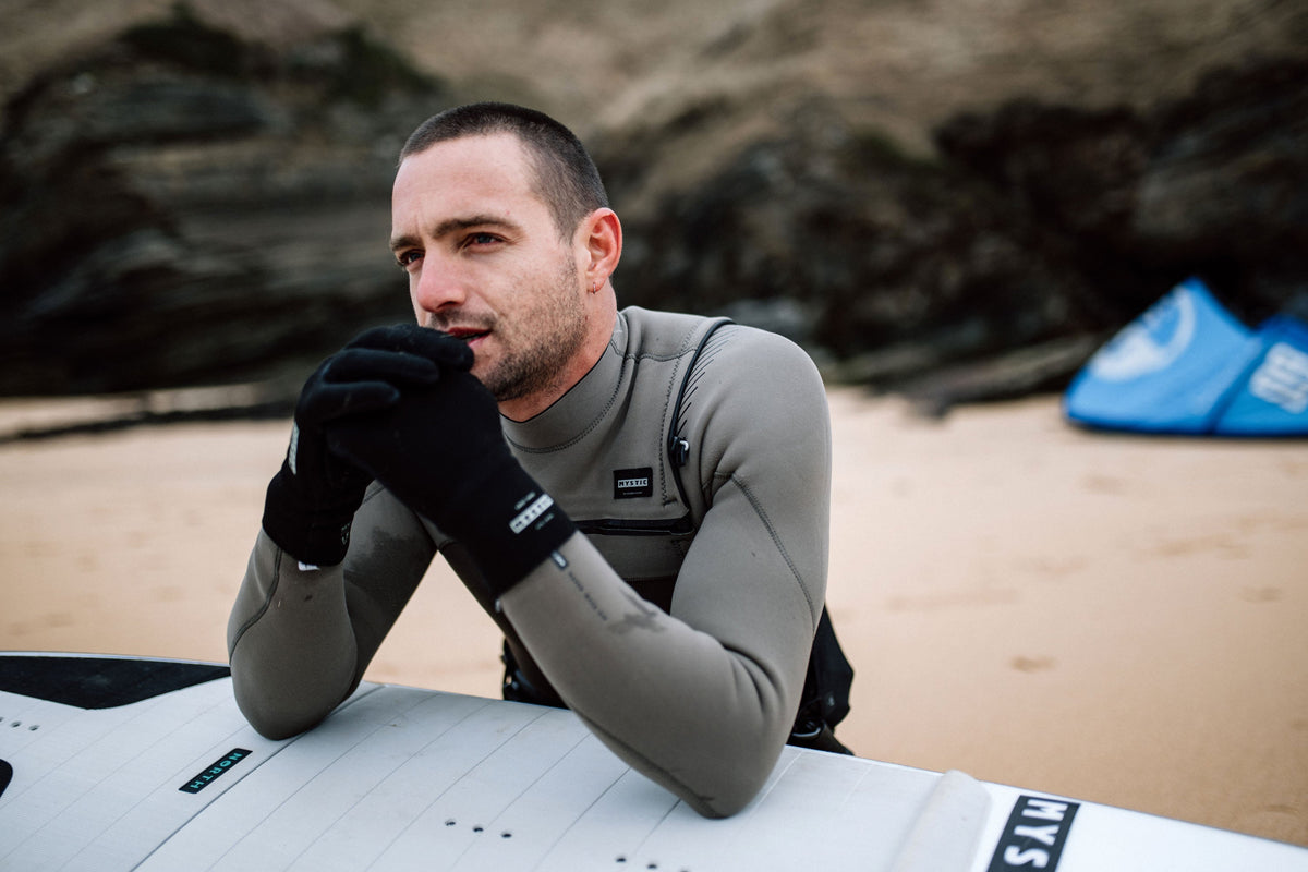 Rider met Mystic Crest Gloves op het strand