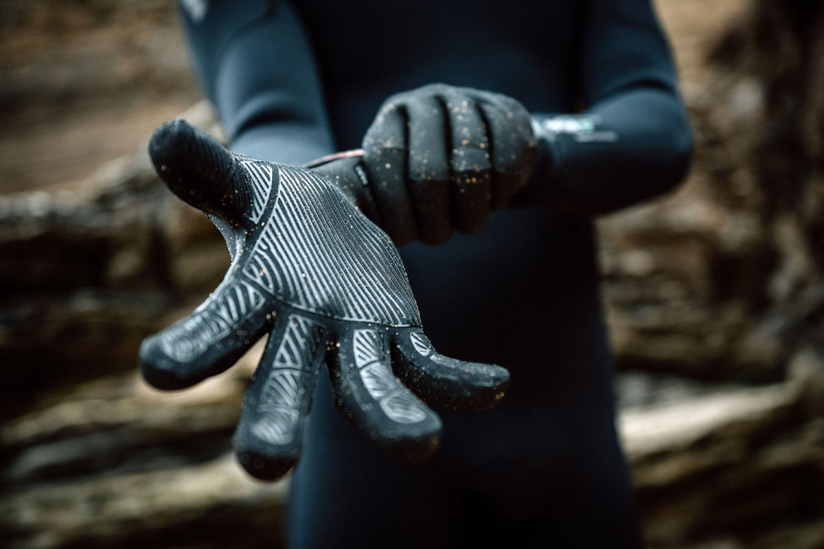 Mystic Crest Glove wordt aangetrokken