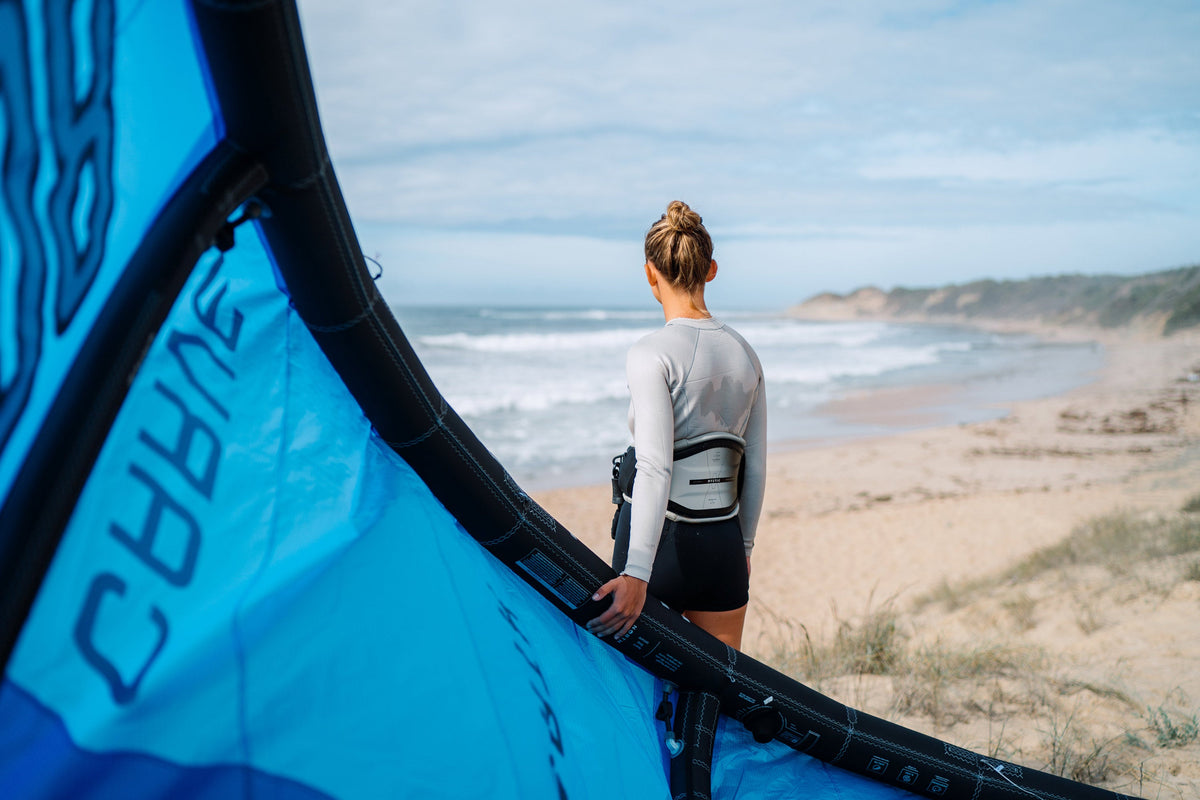 Kitesurfster op het strand met de Mystic Stealth Waist Harness Women